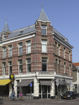 908621 Gezicht op het winkelhoekpand Nobelstraat 18 te Utrecht, met rechts de Lange Jufferstraat.N.B. bouwjaar: ...